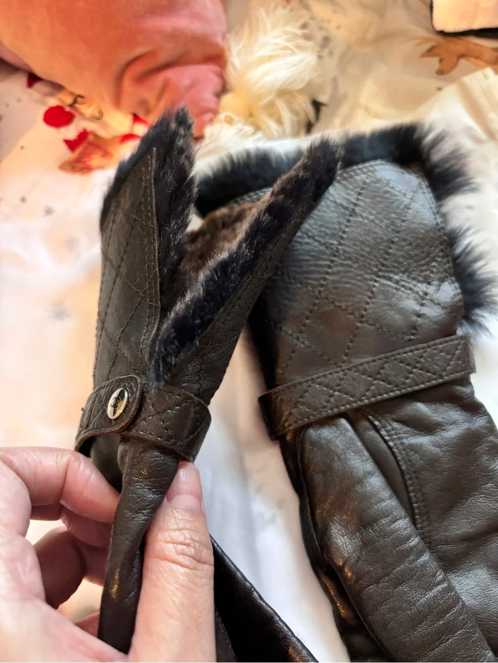 CHANEL Black Quilted Lambskin Cashmere Fur Gloves Size 7